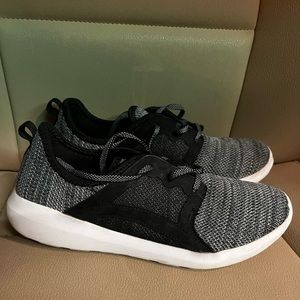 Black athletic shoes size 7